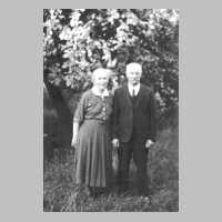 110-1004 Der letzte Buergermeister von Warnien, Eduard Wisboreit mit seiner Frau Antonie im Jahre 1953  unter dem Apfelbaum im Garten.jpg